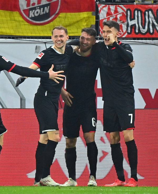Die Kölner Mannschaft jubelt nach dem Treffer zu 1:1 durch Kölns Salih Özcan (2.v.r).