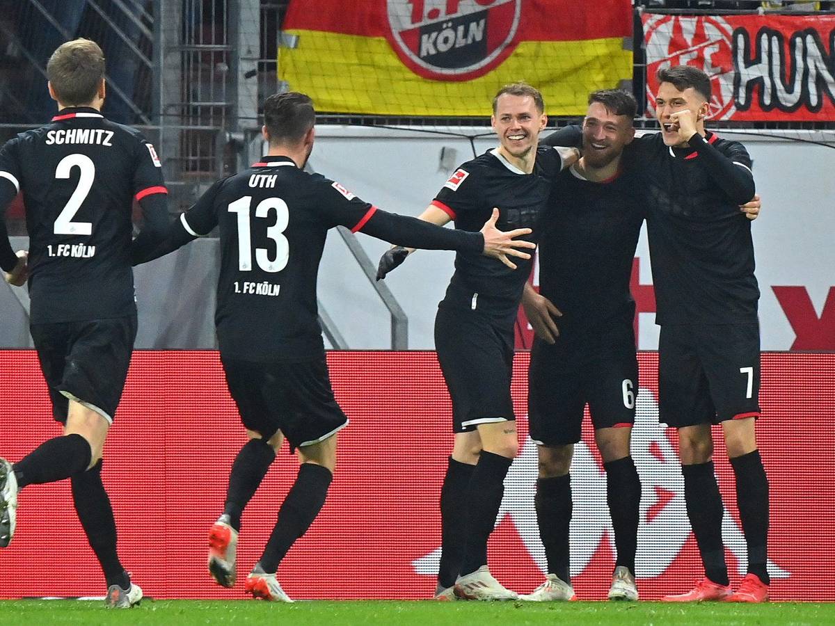 Die Kölner Mannschaft jubelt nach dem Treffer zu 1:1 durch Kölns Salih Özcan (2.v.r).