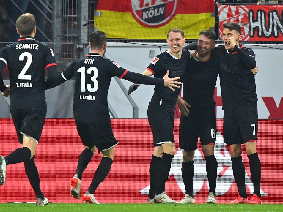 Die Kölner Mannschaft jubelt nach dem Treffer zu 1:1 durch Kölns Salih Özcan (2.v.r).