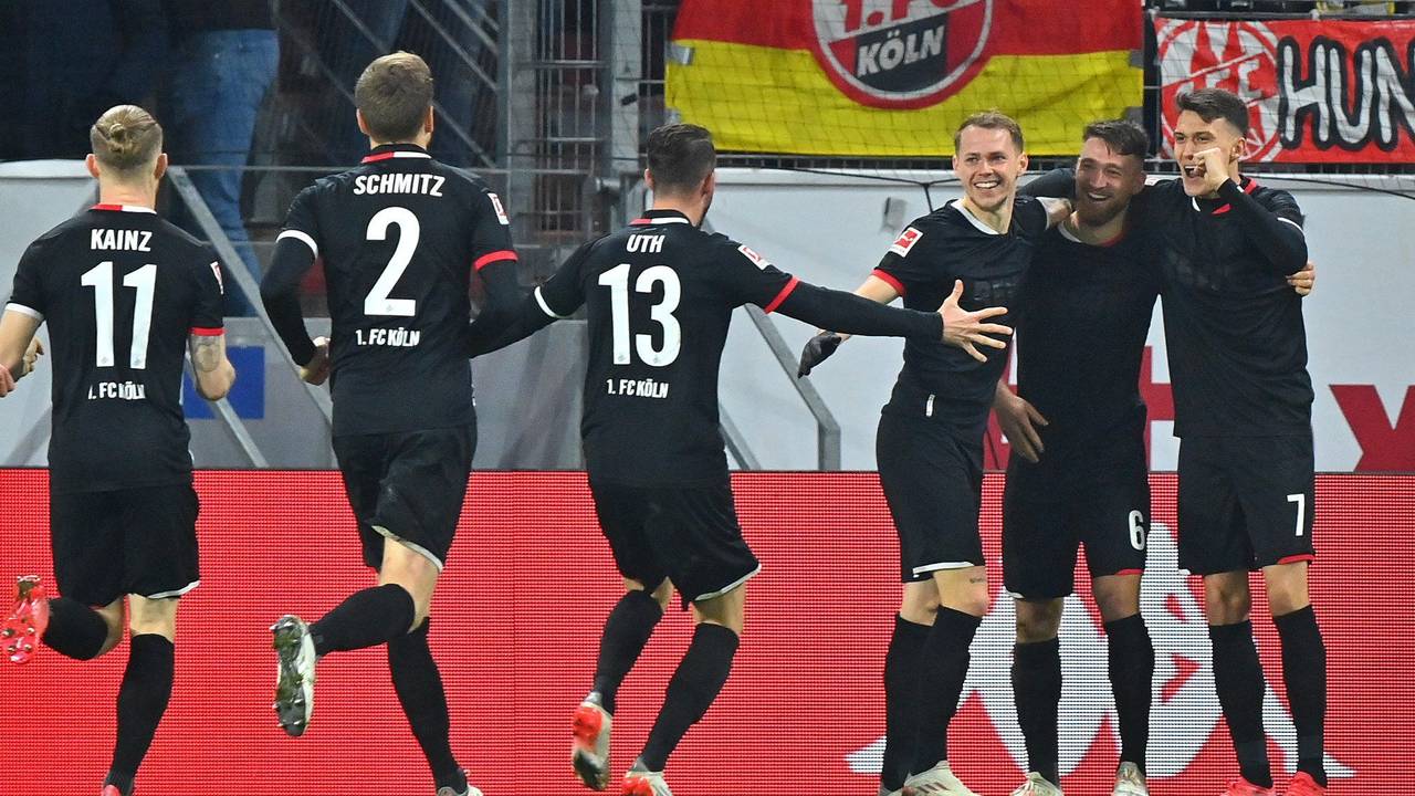 Die Kölner Mannschaft jubelt nach dem Treffer zu 1:1 durch Kölns Salih Özcan (2.v.r).