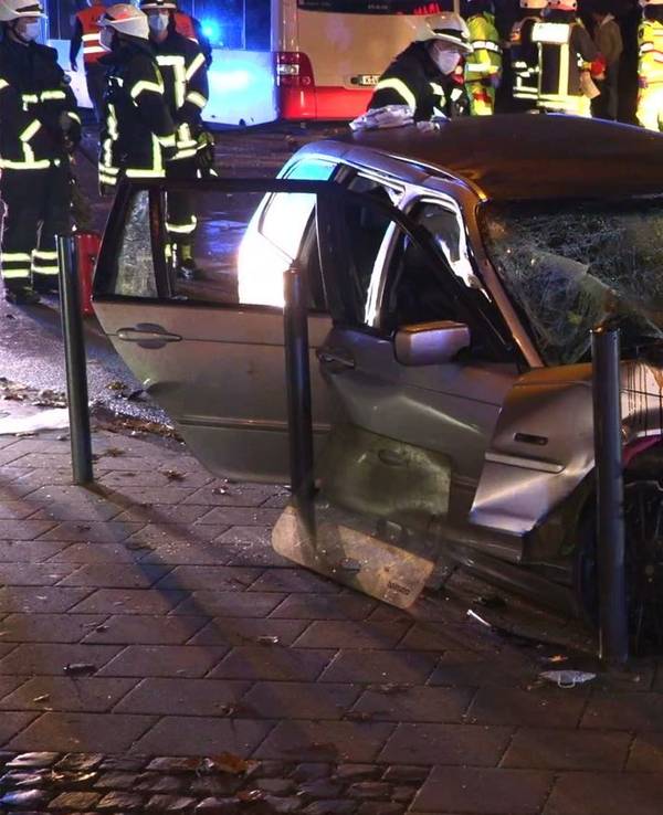 Köln: Ein Autowrack ist nach einem Unfall am Straßenrand zu sehen.