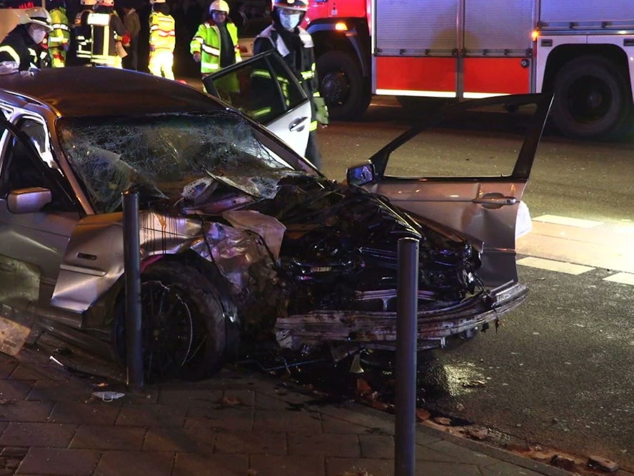 Köln: Ein Autowrack ist nach einem Unfall am Straßenrand zu sehen.