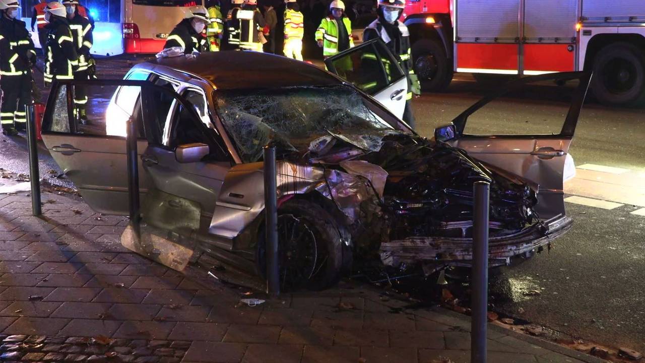 Köln: Ein Autowrack ist nach einem Unfall am Straßenrand zu sehen.
