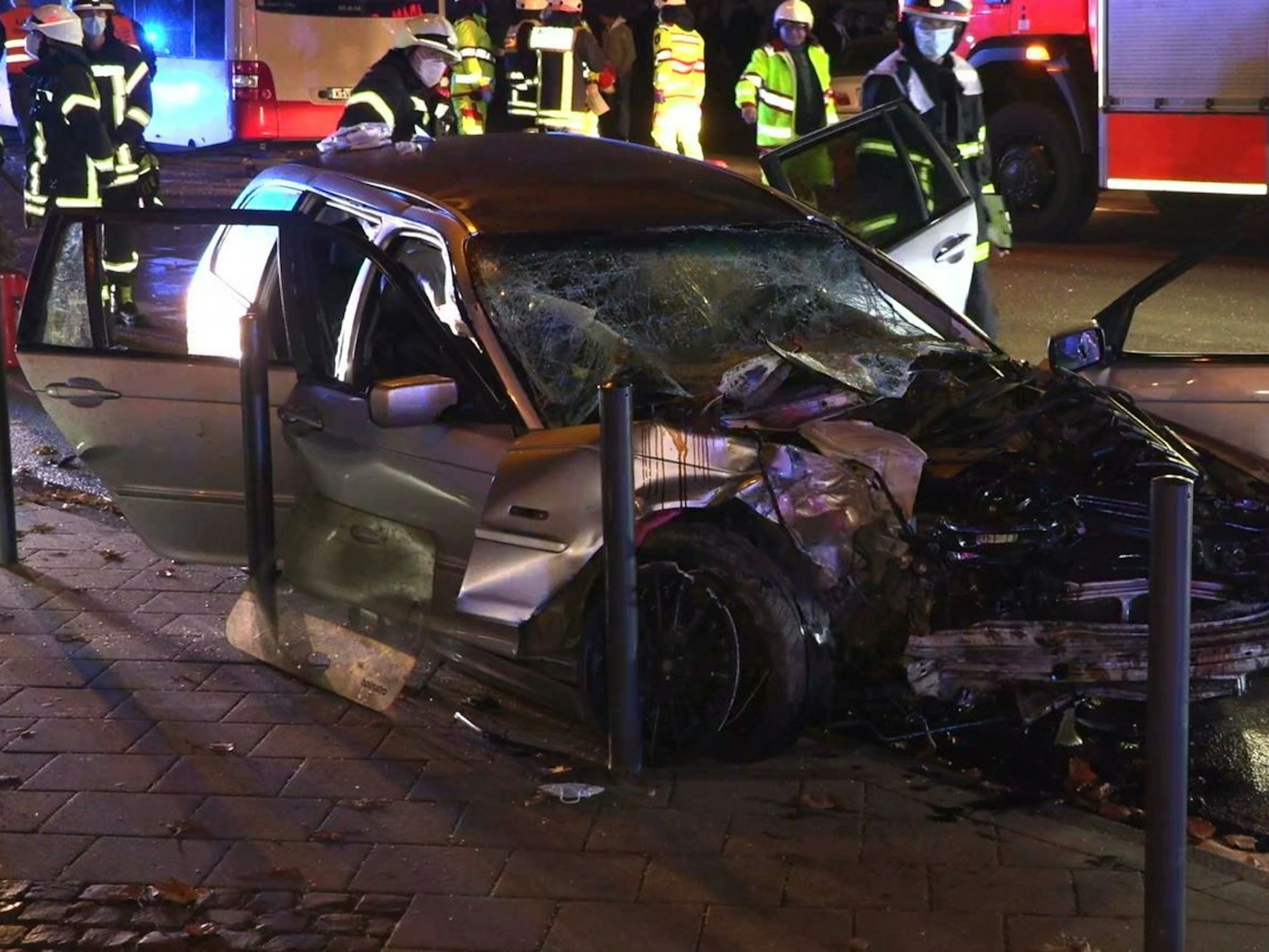 Köln: Ein Autowrack ist nach einem Unfall am Straßenrand zu sehen.