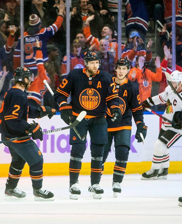 Edmonton Oilers' Duncan Keith (2), Leon Draisaitl (29), Ryan Nugent-Hopkins (93) und Evan Bouchard (75) feiern einen Treffer gegen die Chicago Blackhawks