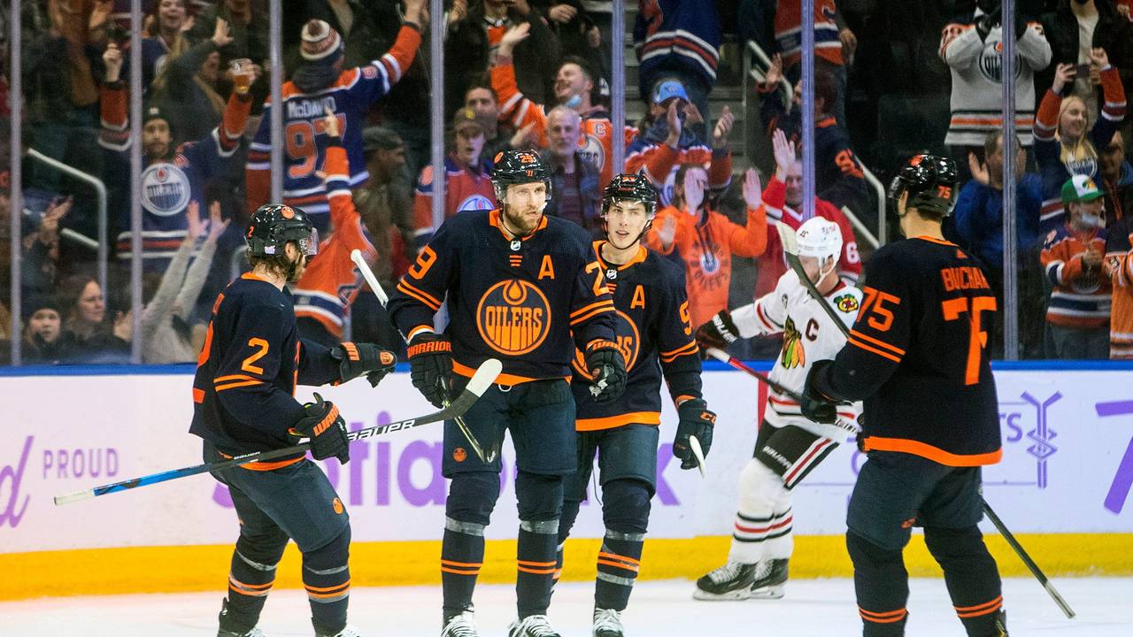 Edmonton Oilers' Duncan Keith (2), Leon Draisaitl (29), Ryan Nugent-Hopkins (93) und Evan Bouchard (75) feiern einen Treffer gegen die Chicago Blackhawks