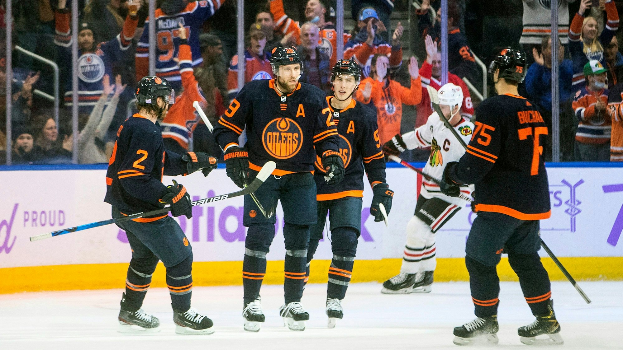 Edmonton Oilers' Duncan Keith (2), Leon Draisaitl (29), Ryan Nugent-Hopkins (93) und Evan Bouchard (75) feiern einen Treffer gegen die Chicago Blackhawks