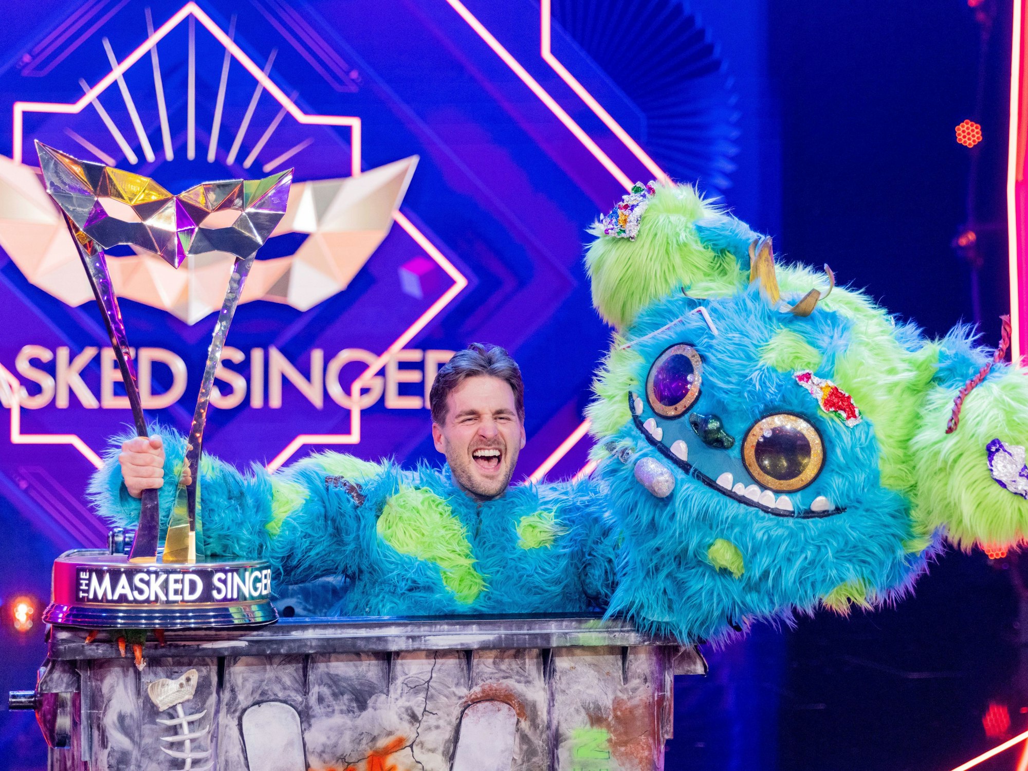 Ex-DSDS-Gewinner Alexander Klaws jubelt als enttarnte Figur Mülli Müller in der ProSieben-Show „The Masked Singer“ mit dem Pokal.