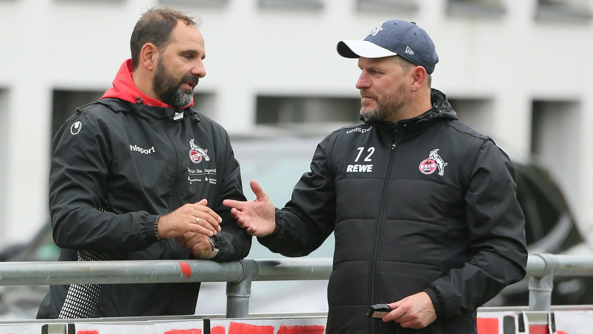 Stefan Ruthenbeck spricht mit Steffen Baumgart beim Training des 1. FC Köln.