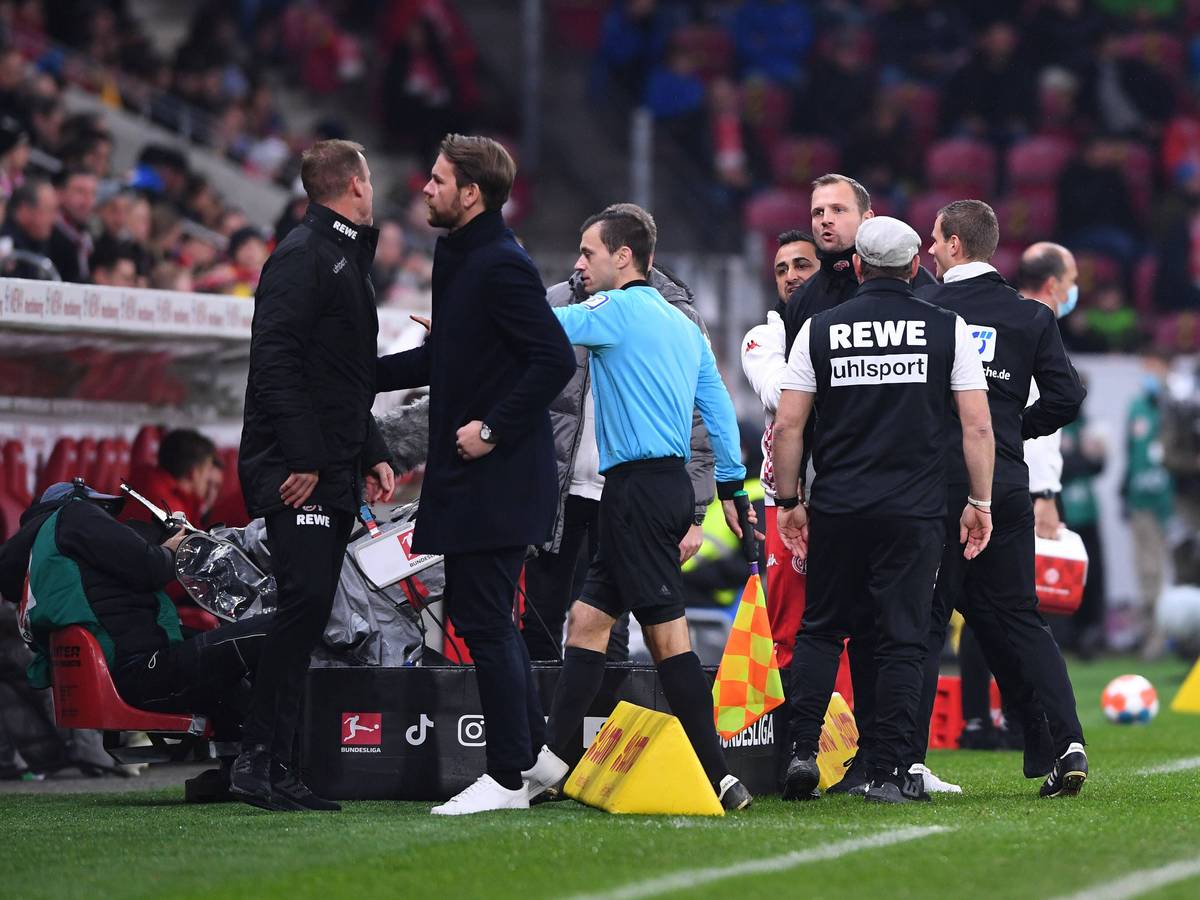 Kölns Co-Trainer Kevin McKenna wird von Thomas Kessler beruhigt.