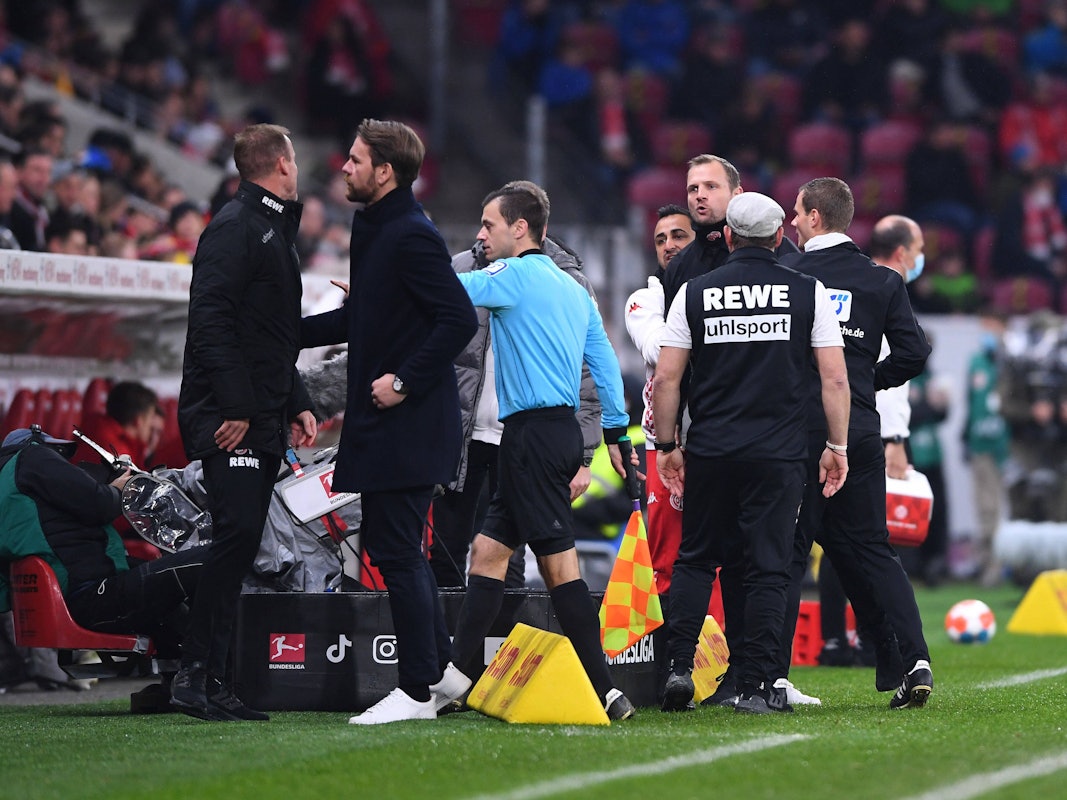 Kölns Co-Trainer Kevin McKenna  wird von Thomas Kessler beruhigt.