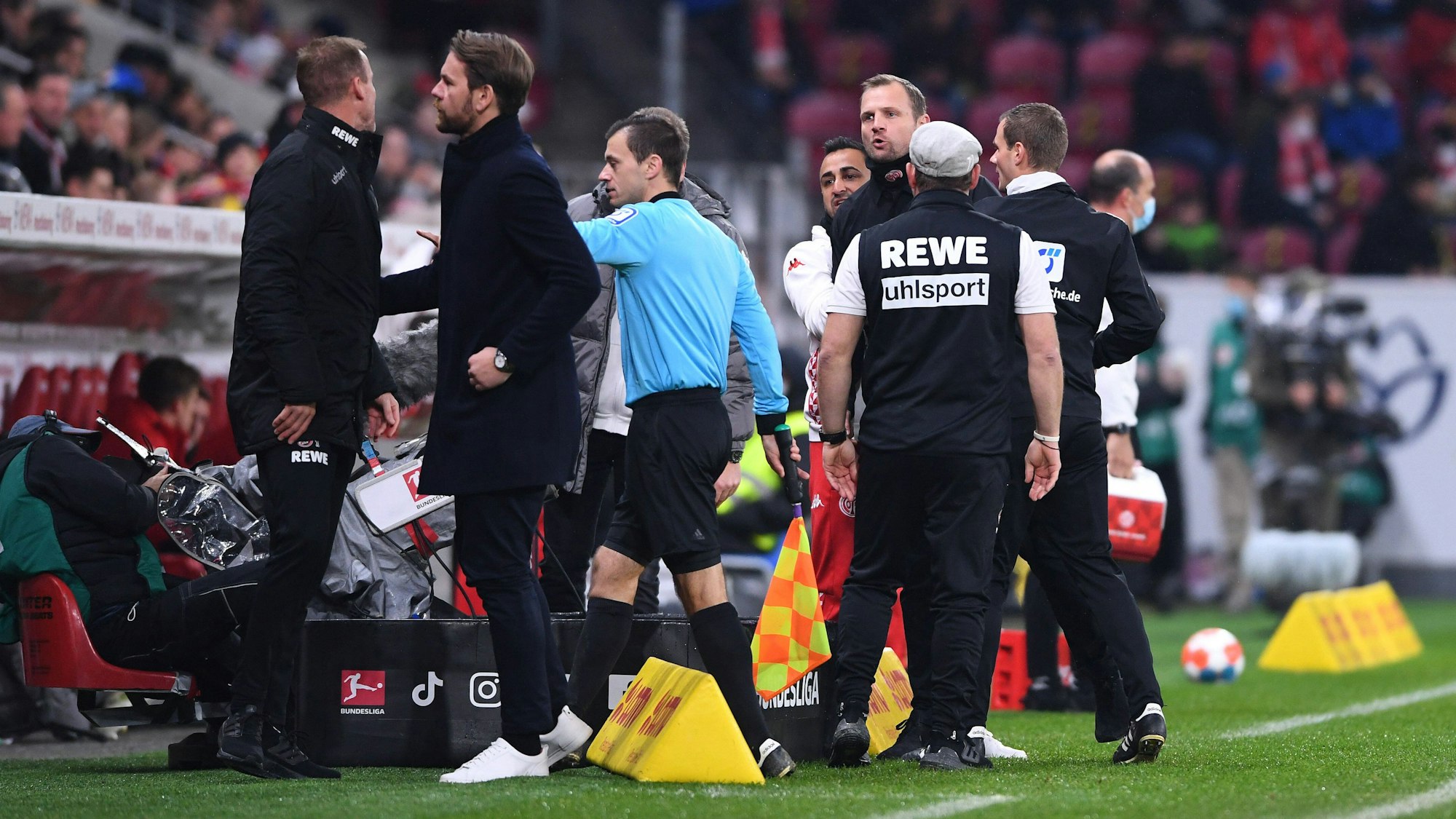 Kölns Co-Trainer Kevin McKenna wird von Thomas Kessler beruhigt.