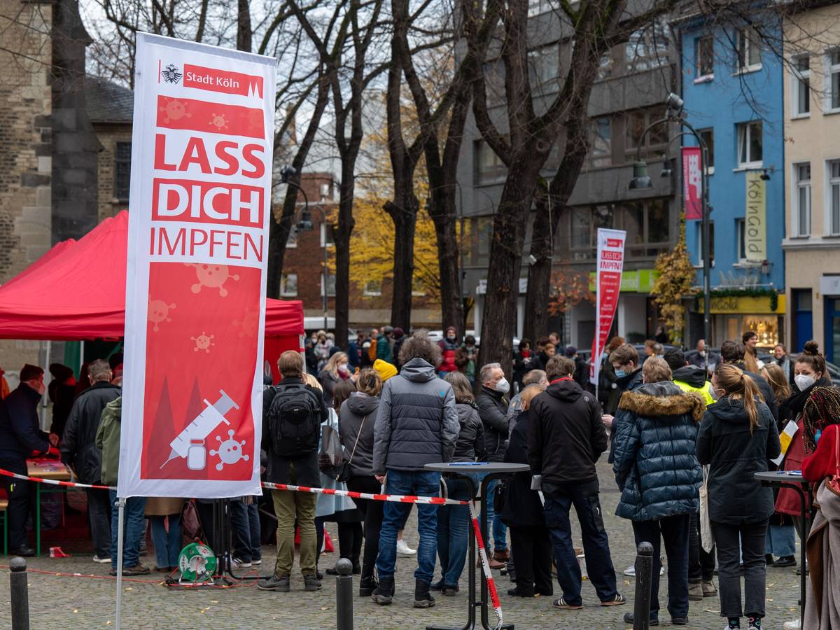 Menschenschlange bei einer Impfaktion auf dem Severinskirchplatz.