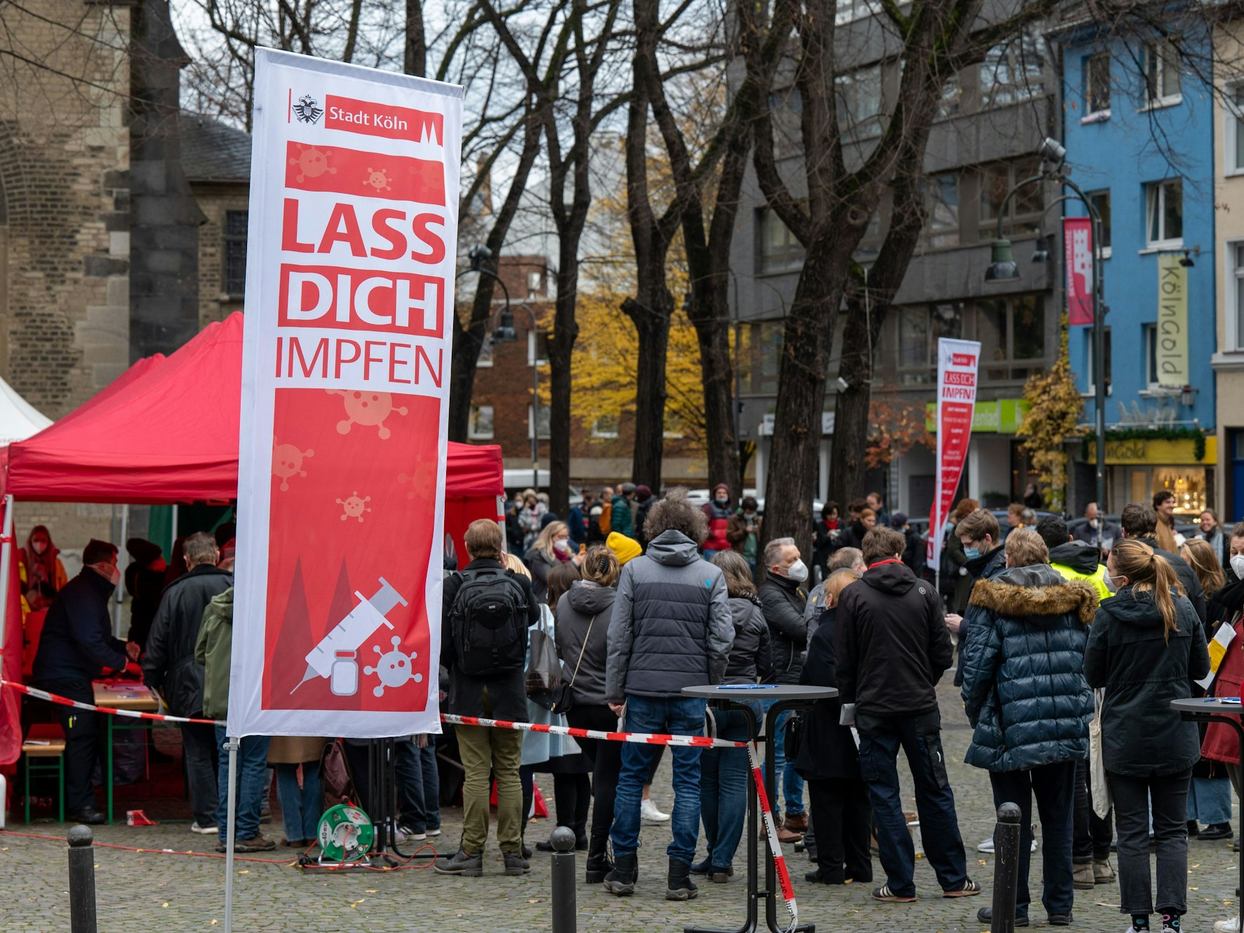 Menschenschlange bei einer Impfaktion auf dem Severinskirchplatz.