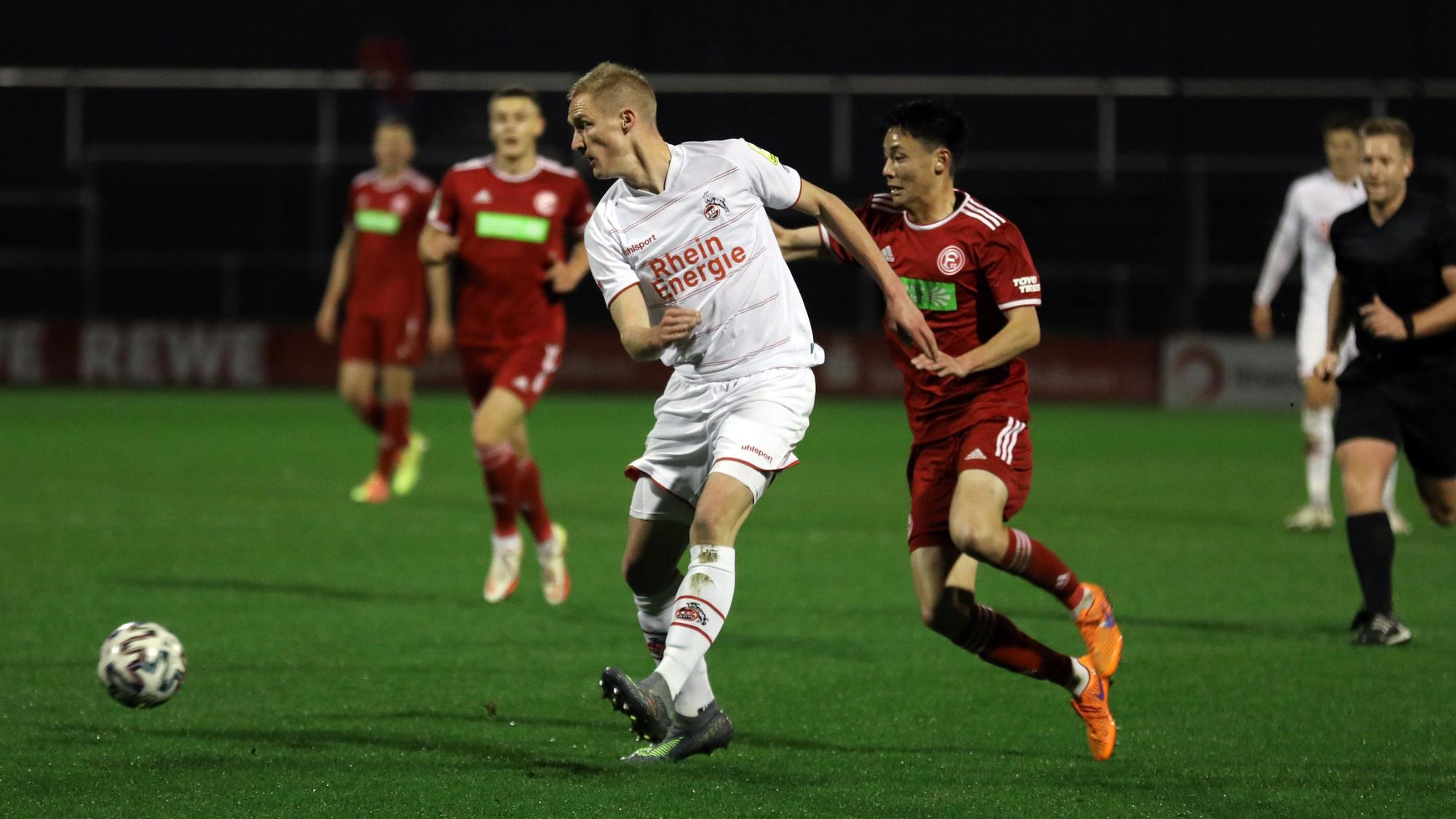 Thomas Kraus passt den Ball im Spiel gegen Fortuna Düsseldorf II