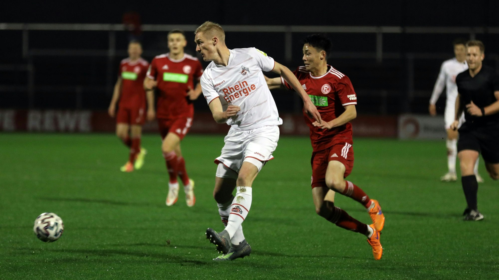 Thomas Kraus passt den Ball im Spiel gegen Fortuna Düsseldorf II