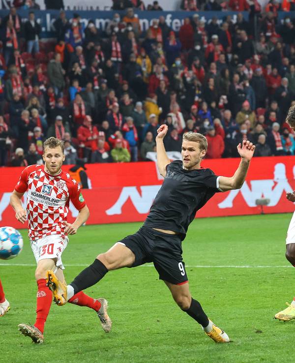 Per Kopf trifft Salih Özcan vom 1. FC Köln in Mainz.