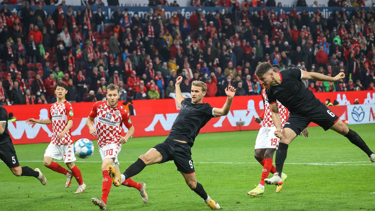 Per Kopf trifft Salih Özcan vom 1. FC Köln in Mainz.