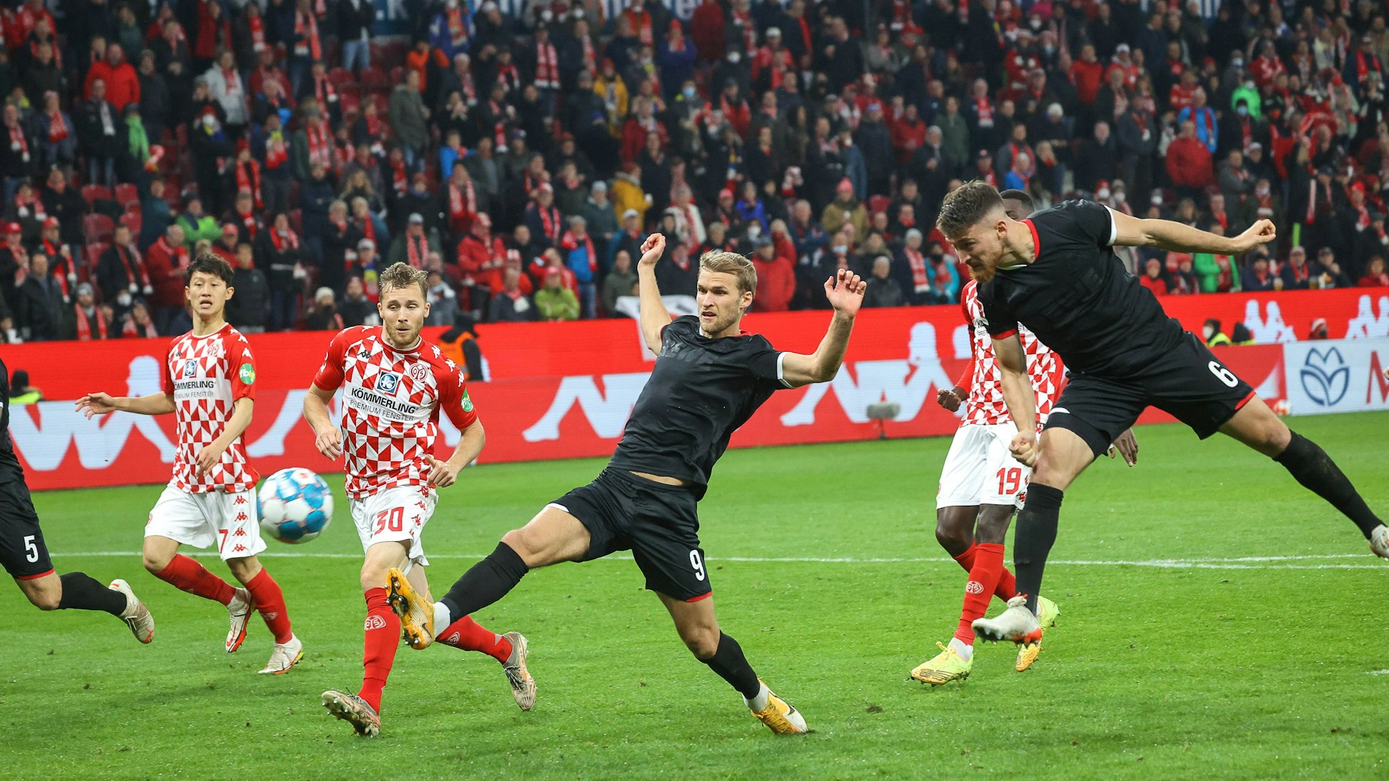 Per Kopf trifft Salih Özcan vom 1. FC Köln in Mainz.