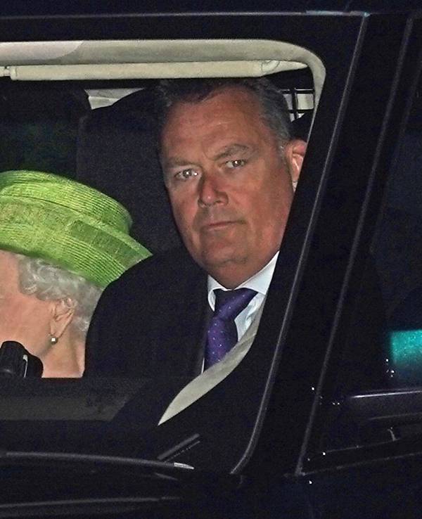 21.11.2021, Großbritannien, Windsor: Königin Elizabeth II. (M) verlässt mit dem Auto den Windsor Great Park. Zwei Urenkel der Königin haben im in der königlichen Taufkapelle Royal Chapel of All Saints die Taufe erhalten, an der ebenfalls Königin Elizabeth II. teilgenommen hat.