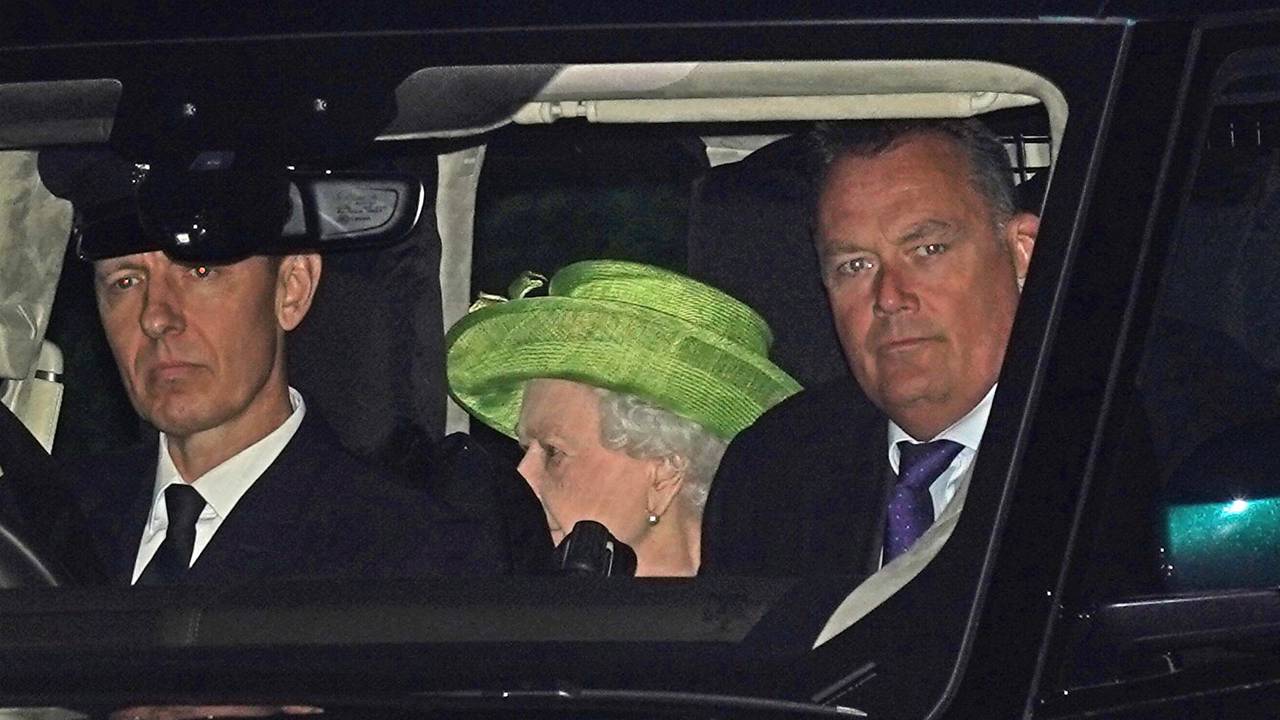 21.11.2021, Großbritannien, Windsor: Königin Elizabeth II. (M) verlässt mit dem Auto den Windsor Great Park. Zwei Urenkel der Königin haben im in der königlichen Taufkapelle Royal Chapel of All Saints die Taufe erhalten, an der ebenfalls Königin Elizabeth II. teilgenommen hat.