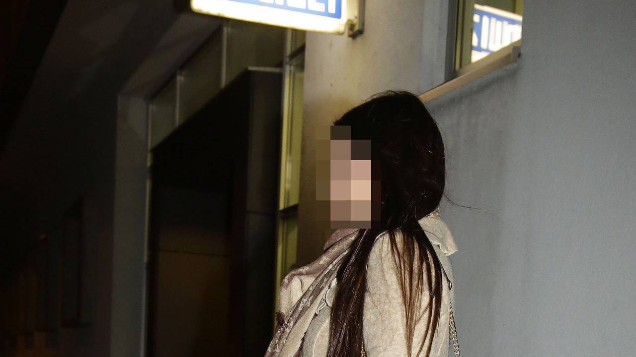 Kati und ihr Freund erstatten Anzeige wegen sexueller Belästigung in der Silvesternacht. Hier steht sie vor der Kölner Polizeiwache in der Stolkgasse.