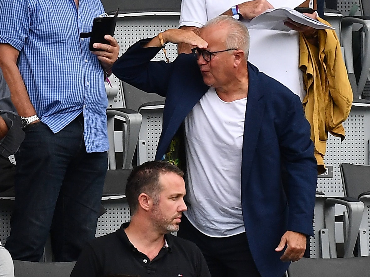 Fritz Keller nutzt seine Hand als Sonnenschutz, um besser in die Ferne schauen zu können.