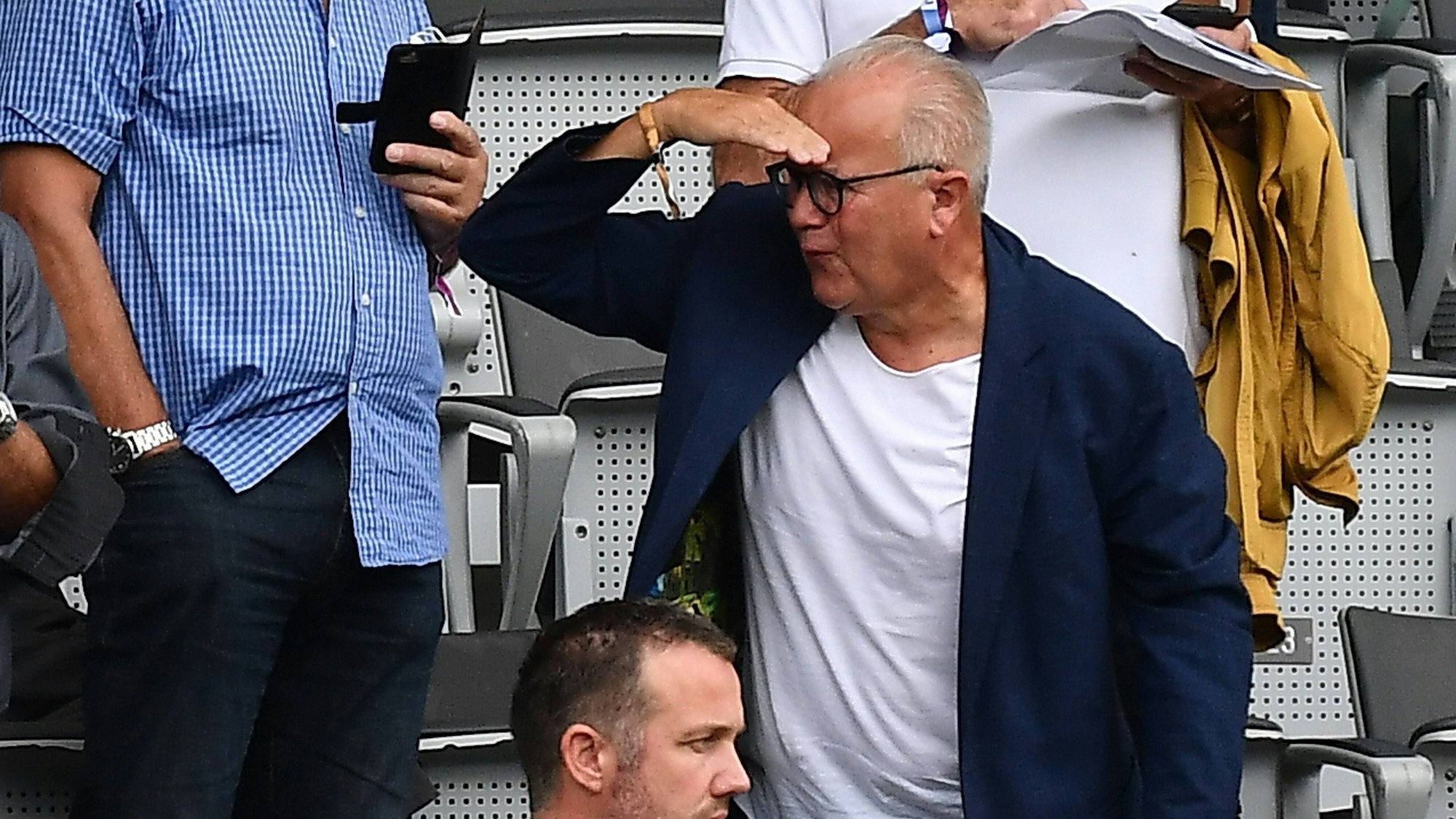 Fritz Keller nutzt seine Hand als Sonnenschutz, um besser in die Ferne schauen zu können.