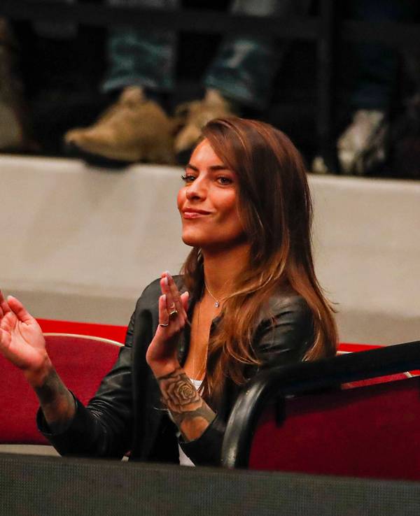 Sophia Thomalla sitzt klatschend auf der Tribüne
