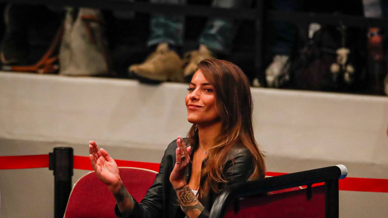 Sophia Thomalla sitzt klatschend auf der Tribüne