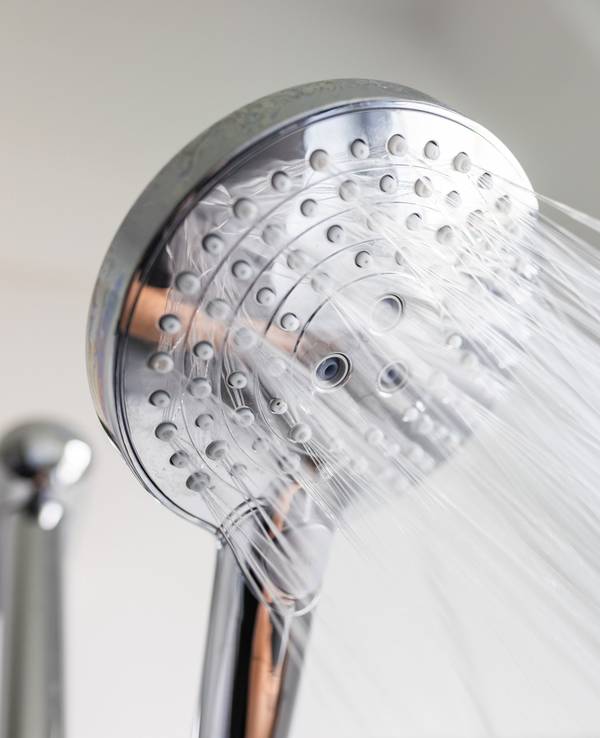 Auf dem Symbolfoto (aufgenommen am 9. August 2021) sieht man einen laufenden Wasserhahn.