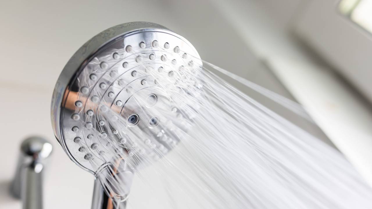 Auf dem Symbolfoto (aufgenommen am 9. August 2021) sieht man einen laufenden Wasserhahn.