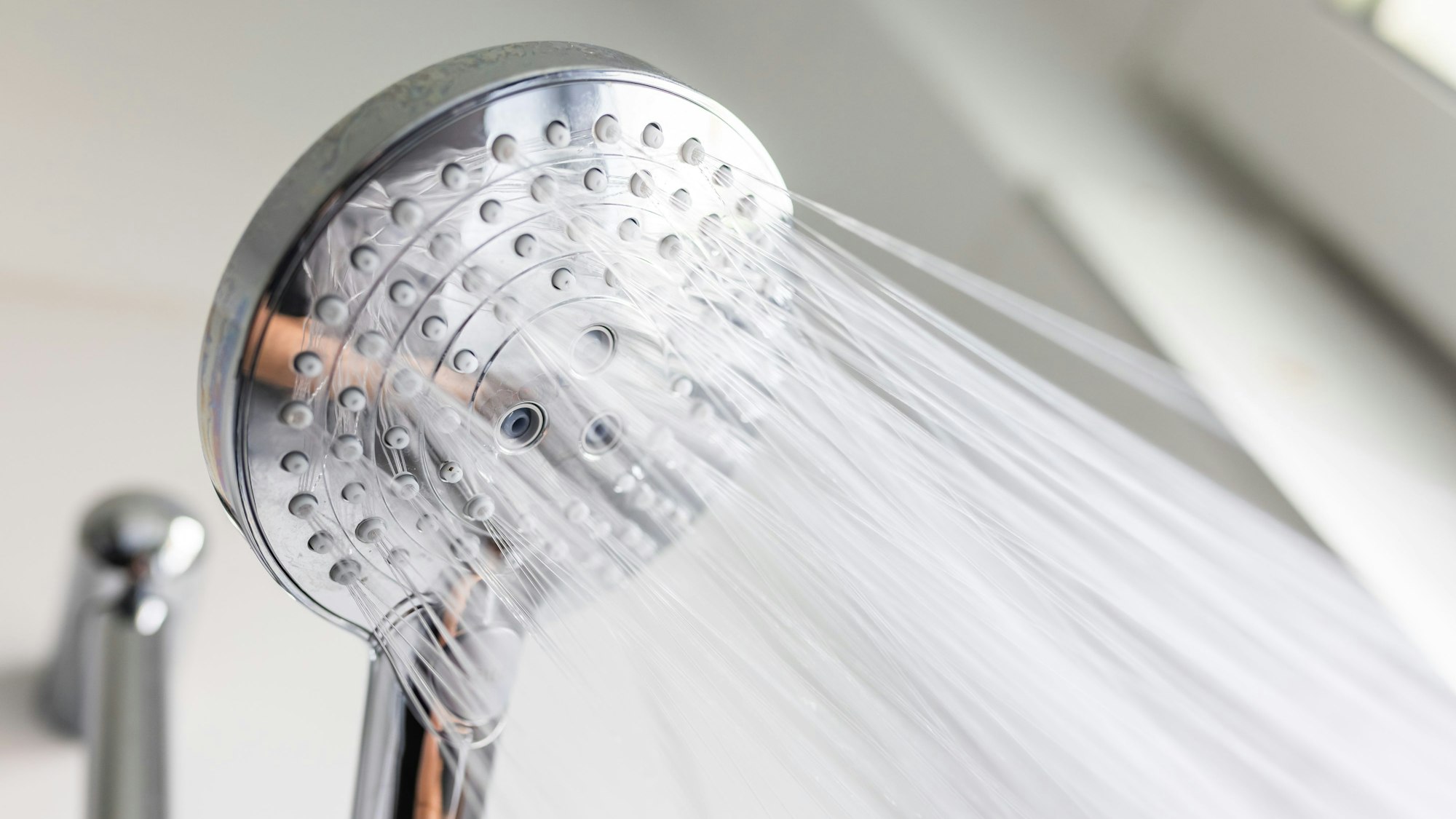 Auf dem Symbolfoto (aufgenommen am 9. August 2021) sieht man einen laufenden Wasserhahn.