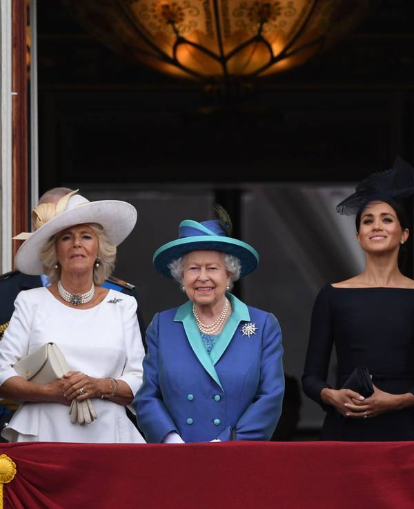 Der britische Thronfolger Prinz Charles (l-r), Herzogin Camilla, die britische Königin Elizabeth II., Herzogin Meghan, Prinz Harry, Prinz William und Herzogin Kate stehen auf dem Balkon des Buckingham-Palasts.