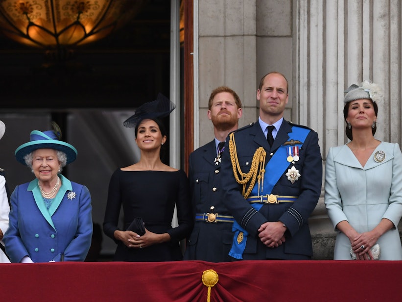 Der britische Thronfolger Prinz Charles (l-r), Herzogin Camilla, die britische Königin Elizabeth II., Herzogin Meghan, Prinz Harry, Prinz William und Herzogin Kate stehen auf dem Balkon des Buckingham-Palasts.