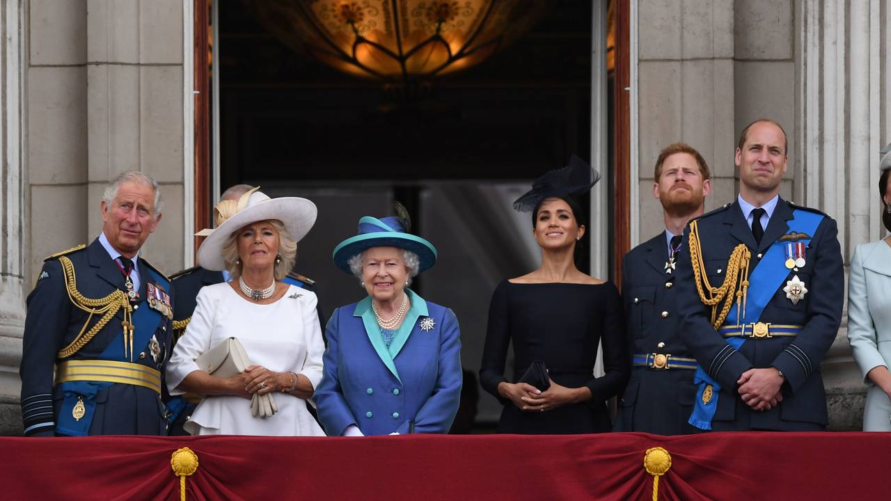Der britische Thronfolger Prinz Charles (l-r), Herzogin Camilla, die britische Königin Elizabeth II., Herzogin Meghan, Prinz Harry, Prinz William und Herzogin Kate stehen auf dem Balkon des Buckingham-Palasts.