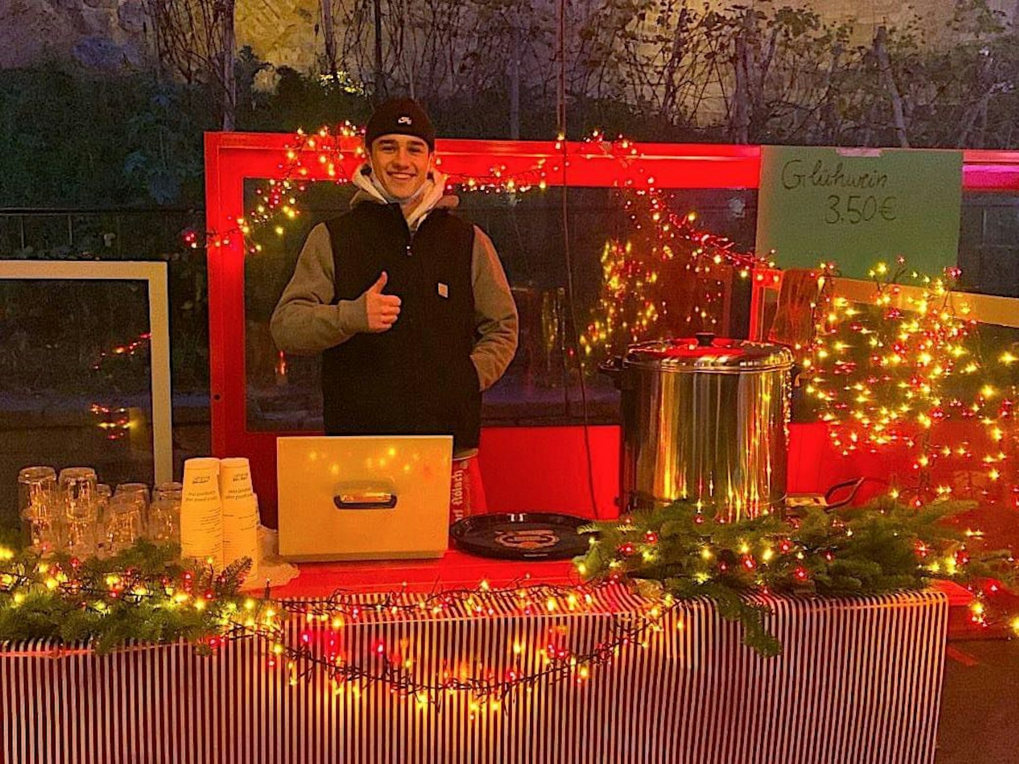 Verkäufer am Glühweinstand im Veedel.