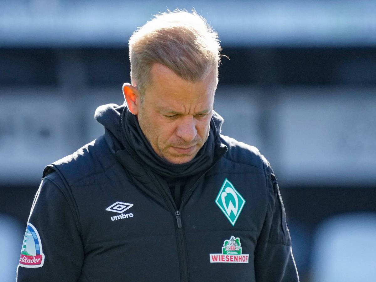 Markus Anfang blickt auf den Boden