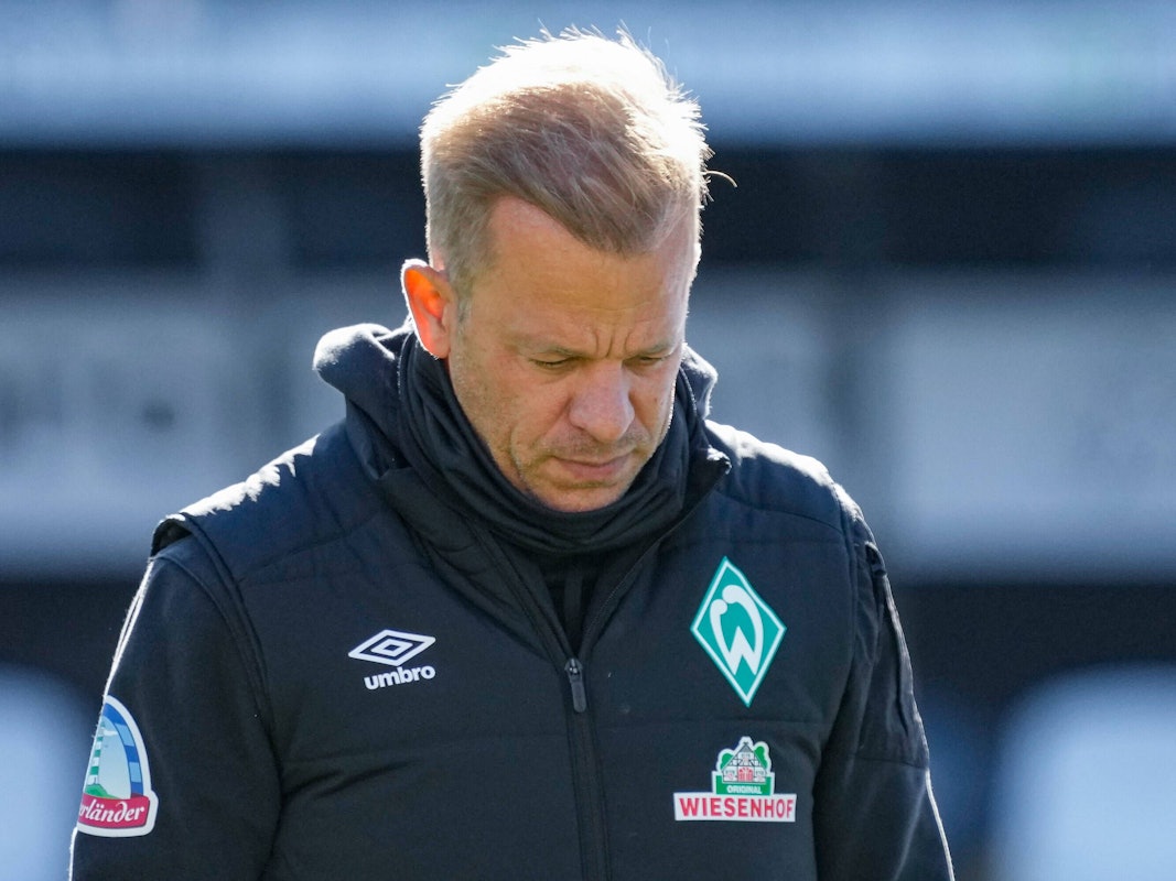 Markus Anfang blickt auf den Boden