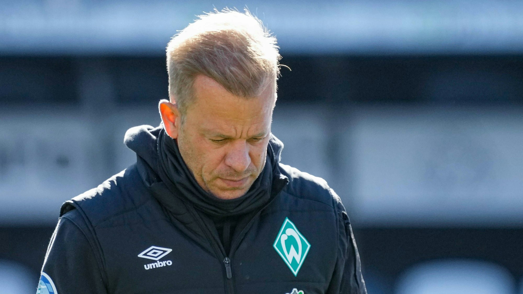 Markus Anfang blickt auf den Boden