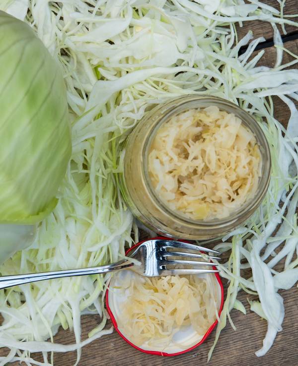 Ein offenes Glas mit Sauerkraut, aufgenommen im Oktober 2015 in Brandenburg.