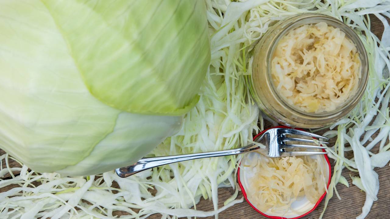 Ein offenes Glas mit Sauerkraut, aufgenommen im Oktober 2015 in Brandenburg.
