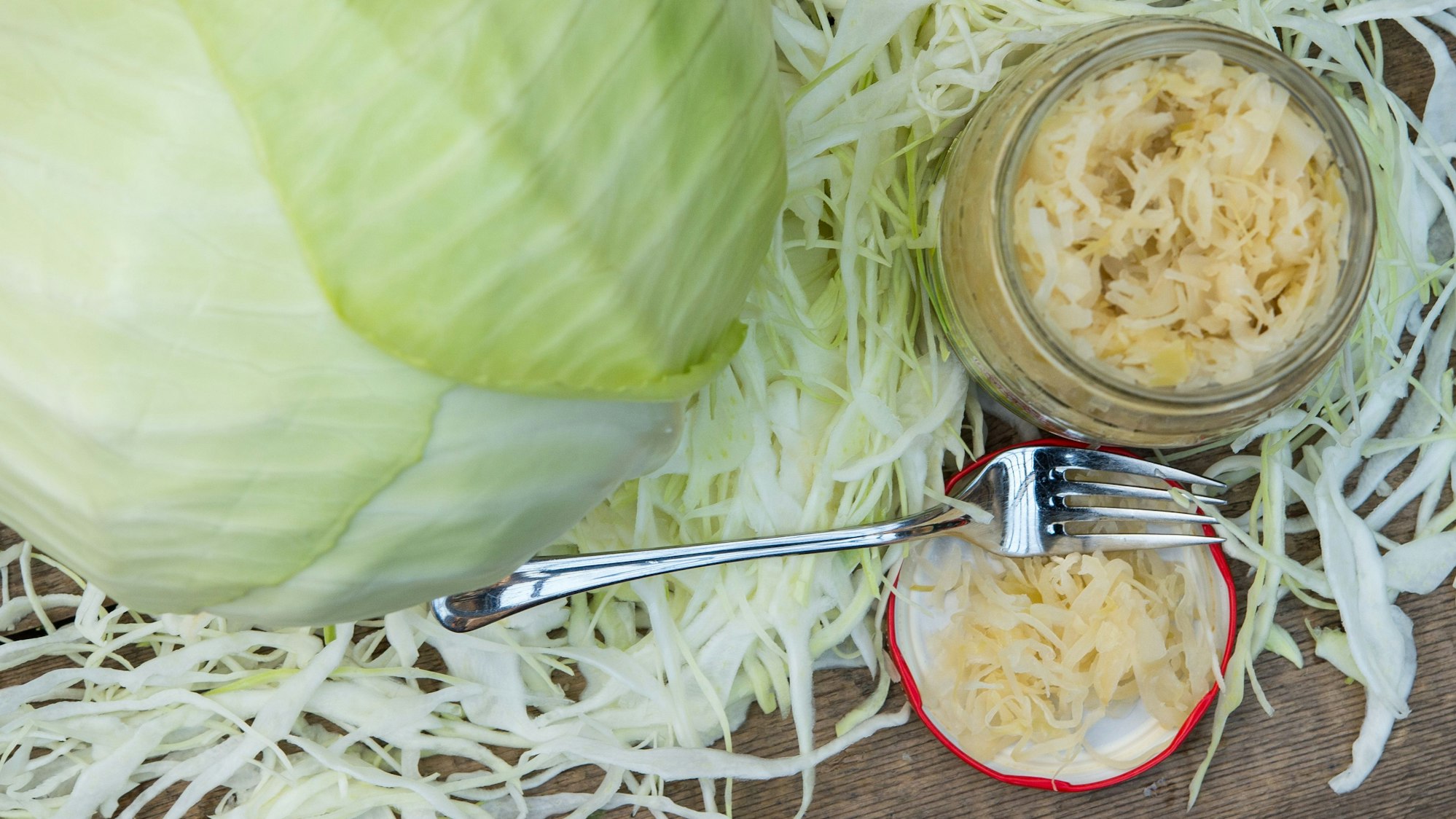 Ein offenes Glas mit Sauerkraut, aufgenommen im Oktober 2015 in Brandenburg.