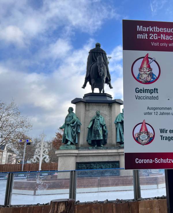 Hinweisschild am Kölner Heumarkt 2021