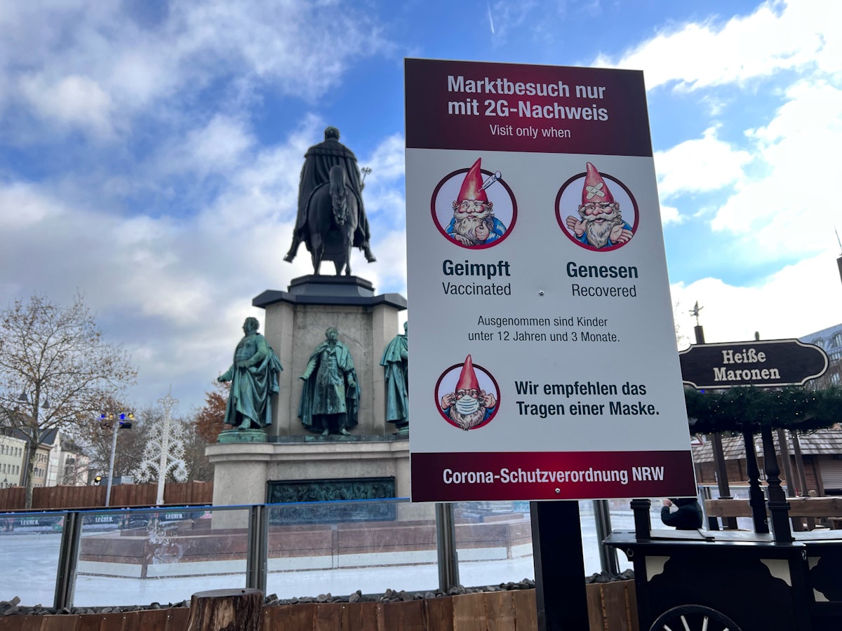 Hinweisschild am Kölner Heumarkt 2021