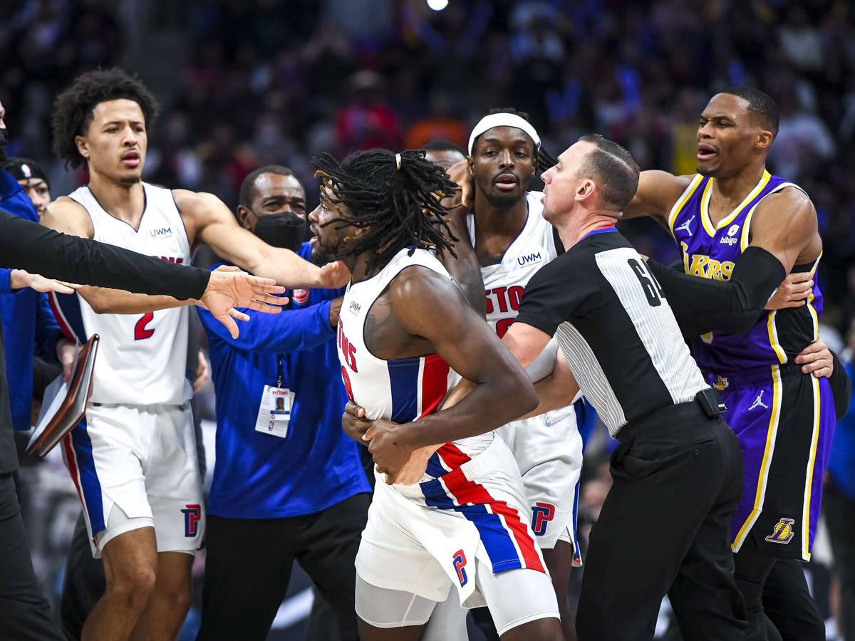 Der erzürnte Isaiah Stewart muss von mehreren Spielern und Betreuern festgehalten werden.