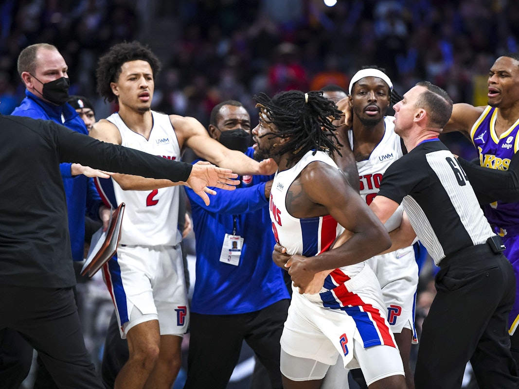 Der erzürnte Isaiah Stewart muss von mehreren Spielern und Betreuern festgehalten werden.