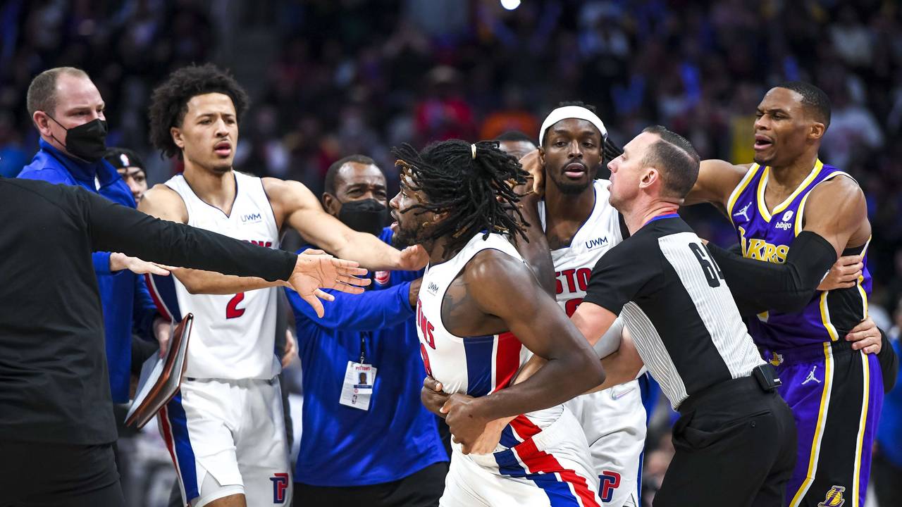 Der erzürnte Isaiah Stewart muss von mehreren Spielern und Betreuern festgehalten werden.