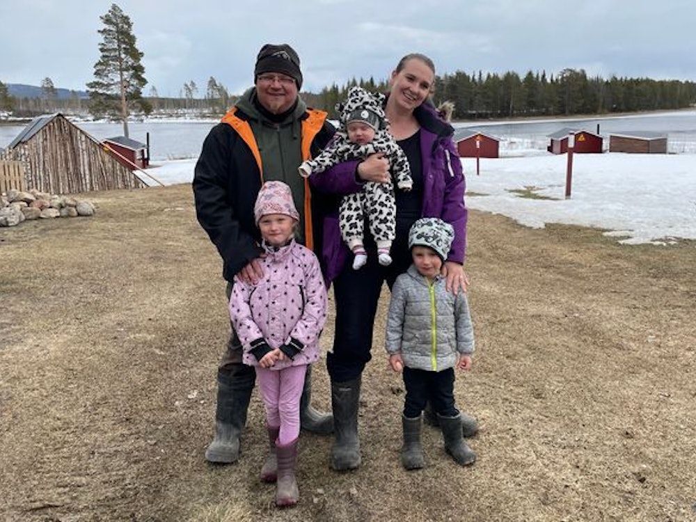 Hier stand mal ihr Wohnhaus: Torben Simmerling, Monika Karlsson und die Kinder Lone (5), Leon (3) und Baby Luis.