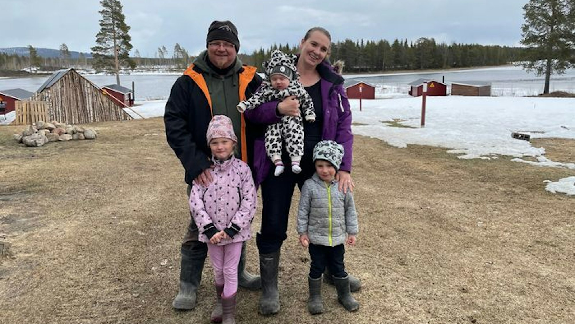 Hier stand mal ihr Wohnhaus: Torben Simmerling, Monika Karlsson und die Kinder Lone (5), Leon (3) und Baby Luis.